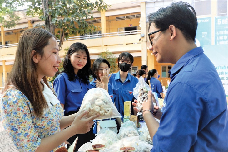 Các bạn trẻ nông thôn giới thiệu sản phẩm nông nghiệp đạt chuẩn OCOP do thanh niên nông thôn sản xuất - Ảnh: K.ANH