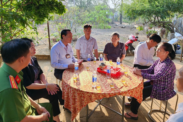 Chủ tịch UBND huyện Bù Đốp cùng các ban ngành liên quan đến thăm hỏi, động viên gia đình nữ sinh bị nước cuốn trôi - Ảnh: AN BÌNH