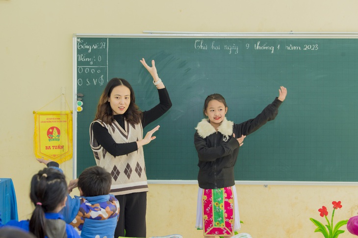 Giáo viên của Trường Marie Curie (Hà Nội) gặp gỡ trực tiếp với những học sinh mình đã dạy trực tuyến tiếng Anh - Ảnh: N.NGHĨA