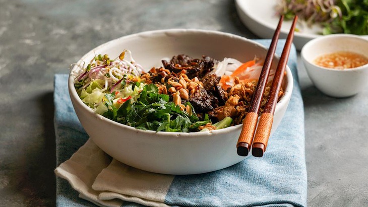 Bún bò Nam Bộ rất khác bún bò Huế - Ảnh: TasteAtlas