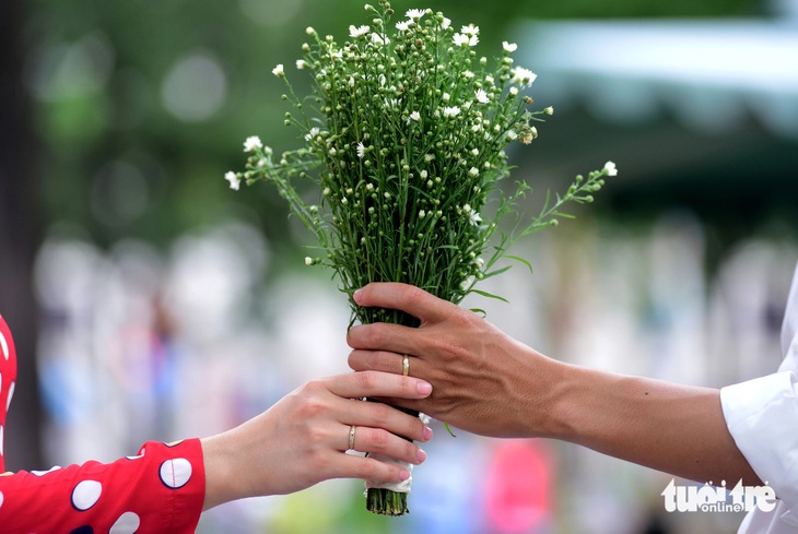 Nên có những giới hạn và ranh giới với những người cũ để bảo vệ mối quan hệ hiện tại - Ảnh: DUYÊN PHAN