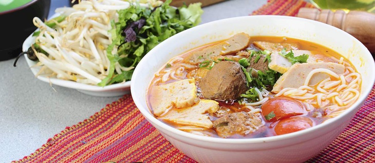 Bún bò Huế là món ăn chịu ảnh hưởng từ ẩm thực cung đình Huế - Ảnh: TasteAtlas