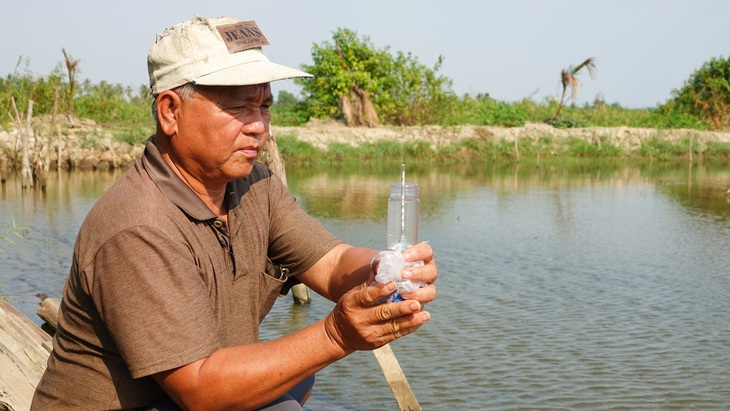 Ông Huỳnh Tấn Quới ở xã Tây Yên A đo nồng độ mặn đạt 10‰ và thả nuôi tôm sú trên nền đất lúa  - Ảnh: CHÍ CÔNG