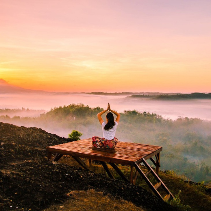 Thiền làm giảm lo lắng, trầm cảm và căng thẳng, đồng thời tốt cho trí não, giảm nguy cơ mắc bệnh tim và cải thiện trí nhớ - Ảnh: Insnerds