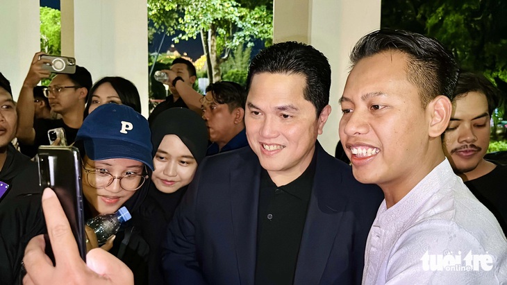 Bộ trưởng Bộ Doanh nghiệp nhà nước, kiêm chủ tịch Liên đoàn Bóng đá Indonesia Erick Thohir đến ủy lạo đội tuyển - Ảnh: N.K