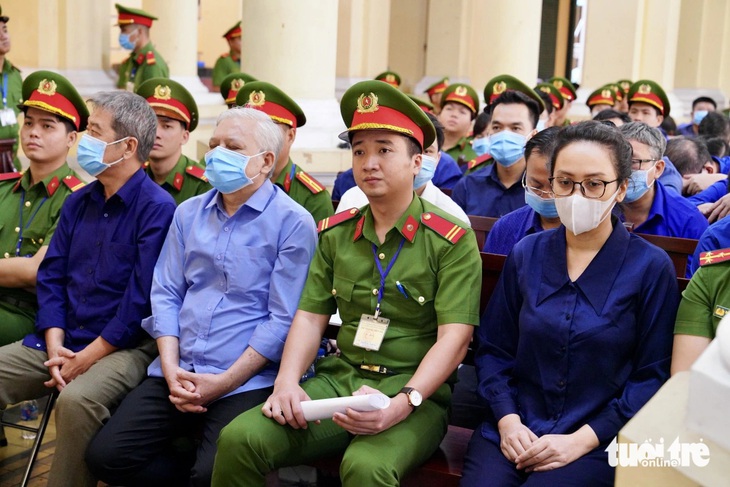 Bị cáo Trương Huệ Vân nhận thiếu hiểu biết pháp luật, mong được khoan hồng về với hai con- Ảnh 1. Trương Huệ Vân (bìa phải) tại tòa - Ảnh: HỮU HẠNH