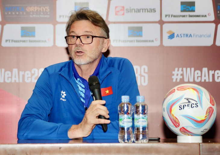 HLV Philippe Troussier trong buổi họp báo trước trận gặp Indonesia - Ảnh: NGUYÊN KHÔI