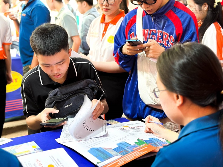 Chọn xét học bạ tại HUFLIT ngay từ đợt đầu tiên là chiến thuật được nhiều thí sinh lựa chọn để nắm chắc cơ hội trúng tuyển