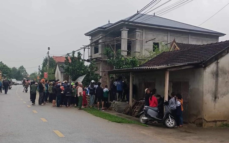 Thanh niên xông vào nhà hàng xóm chém chết cháu bé 3 tuổi