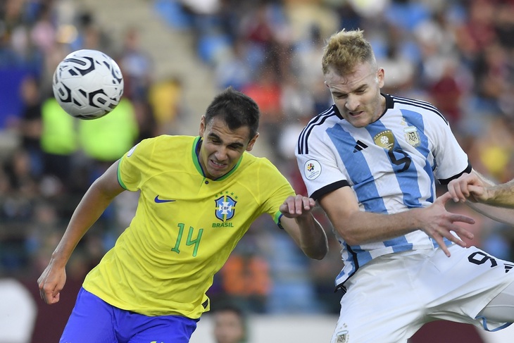 Tin tức thể thao sáng 21-3: Robinho chuẩn bị thụ án 9 năm tù- Ảnh 2. Argentina (phải) là ứng viên vô địch hàng đầu ở Olympic - Ảnh: REUTERS