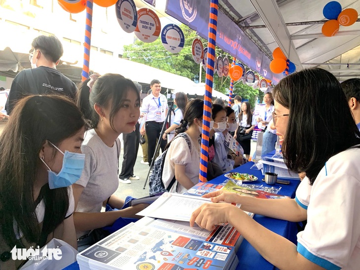 Tìm hiểu thông tin tuyển sinh đại học năm 2024 Trường đại học Kinh tế - Luật (Đại học Quốc gia TP.HCM), học sinh luôn quan tâm, thắc mắc về các chương trình chất lượng cao - Ảnh: TRẦN HUỲNH