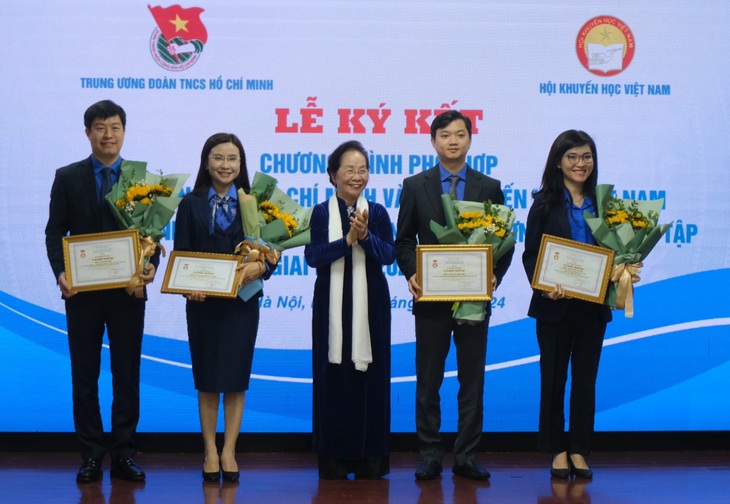 Trao kỷ niệm chương &quot;Vì sự nghiệp khuyến học&quot; cho các anh chị Trung ương Đoàn - Ảnh: HÀ THANH