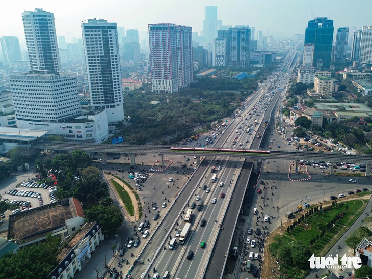 Hai nhánh cầu vượt mới chạy song song hai bên cầu Mai Dịch cũ, phía trên là tuyến đường sắt đô thị Nhổn - ga Hà Nội - Ảnh: HỒNG QUANG