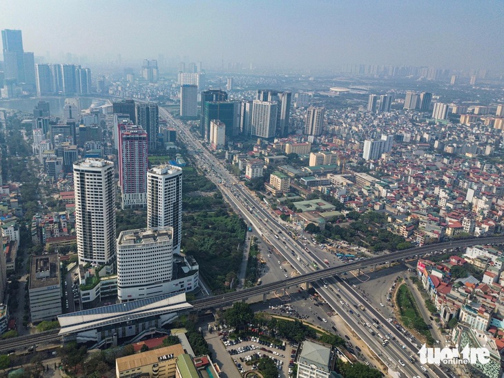 Nút giao Mai Dịch là điểm giao cắt giữa 2 trục đường lớn là vành đai 3 và quốc lộ 32, việc xây dựng 2 đơn nguyên cầu vượt mới giúp giải phóng thêm lượng xe cộ, kéo giảm ùn tắc cho khu vực đô thị đông đúc này - Ảnh: HỒNG QUANG