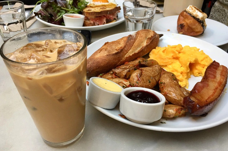 Món Vietnamese latte lấy cảm hứng từ cà phê sữa đá Việt Nam tại một nhà hàng ở Los Angeles, Mỹ - Ảnh: NHÃ XUÂN