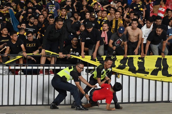 Sân Gelora Bung Karno và vụ bạo loạn xảy ra năm 2019 - Ảnh: CNN Indonesia