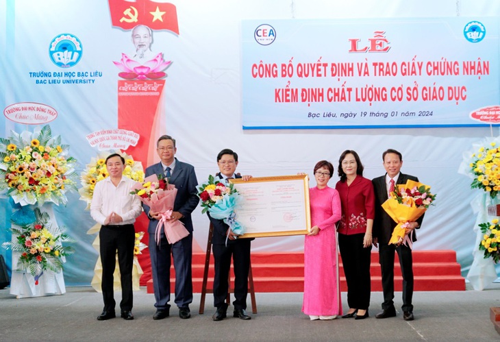 Trường Đại học Bạc Liêu nhận Chứng nhận đạt tiêu chuẩn chất lượng giáo dục do Bộ trưởng Bộ giáo dục và Đào tạo ban hành - Ảnh: Trường cung cấp