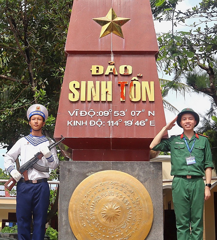 Chuyến hải trình đến quần đảo Trường Sa, Huy Hoàng (phải) gặp được bao người lính trẻ cùng khát vọng, nhân lên tình yêu nước trong mình - Ảnh: H.H.