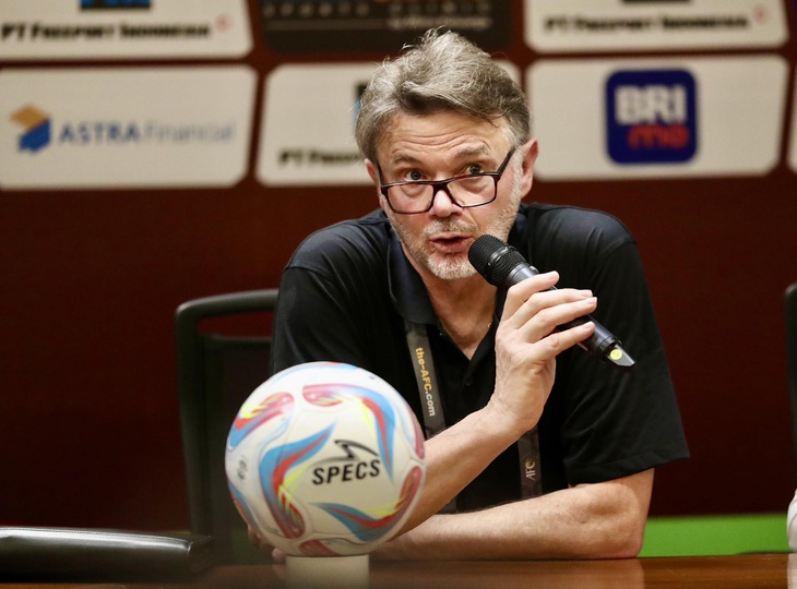 HLV Philippe Troussier lạc quan về cơ hội đi tiếp của đội tuyển Việt Nam tại vòng loại World Cup 2026 khu vực châu Á - Ảnh: NGUYÊN KHÔI