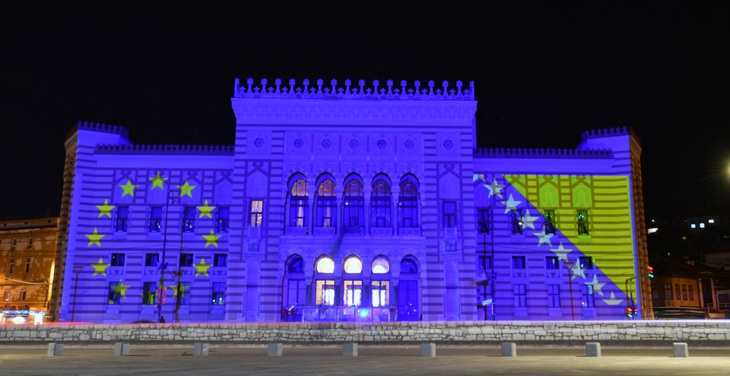 Tòa thị chính ở Sarajevo, thủ đô Bosnia và Herzegovina, được chiếu cờ nước này và cờ của EU - Ảnh: AFP