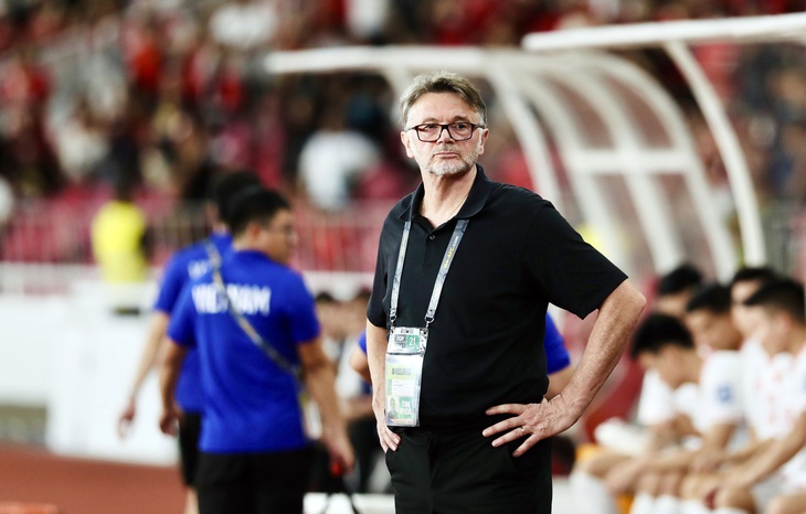 HLV Philippe Troussier ở trận đấu với Indonesia - Ảnh: N.K.