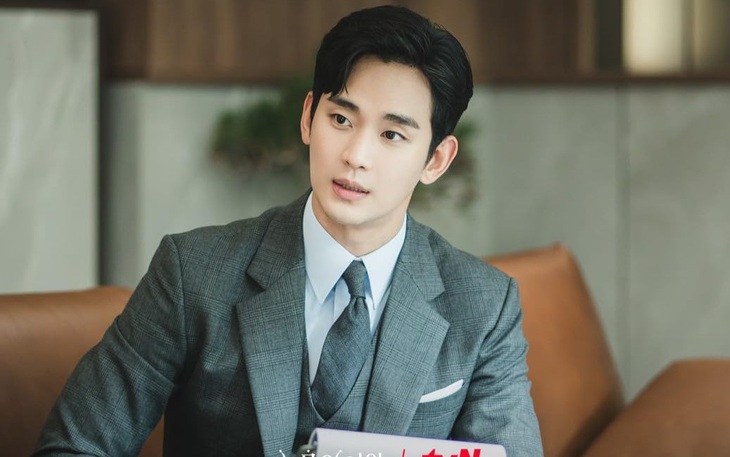 Diễn viên Kim Soo Hyun vào vai Baek Hyun Woo trong Nữ hoàng nước mắt.