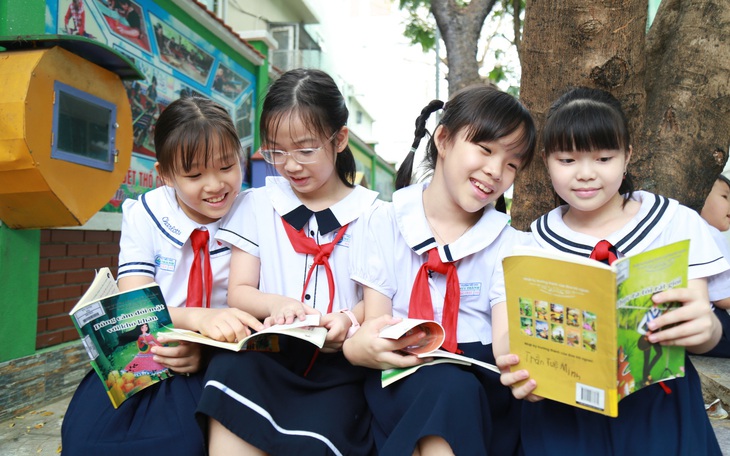 Vun bồi tình yêu sách cho bạn nhỏ Trường Sa - Ảnh 2.