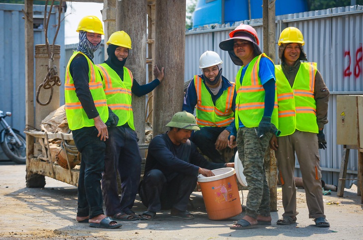 Nút giao An Phú tăng tốc thi công, công nhân đội nắng nóng làm việc- Ảnh 14.