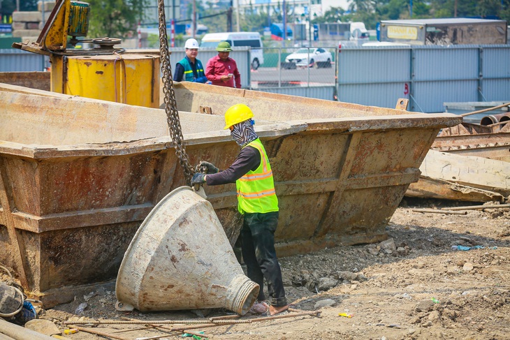 Nút giao An Phú tăng tốc thi công, công nhân đội nắng nóng làm việc- Ảnh 9.