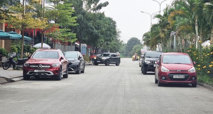 UBND TP Hải Phòng cho rằng tốc độ gia tăng ô tô cá nhân ở mức cao dẫn đến việc nhiều khu vực lòng đường, vỉa hè bị chiếm dụng - Ảnh: TIẾN THẮNG