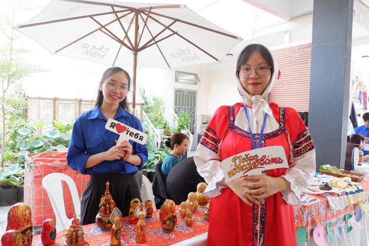 Lễ hội thanh niên, bạn trẻ thích mặc trang phục các nước để "chụp hình khoe bạn bè"