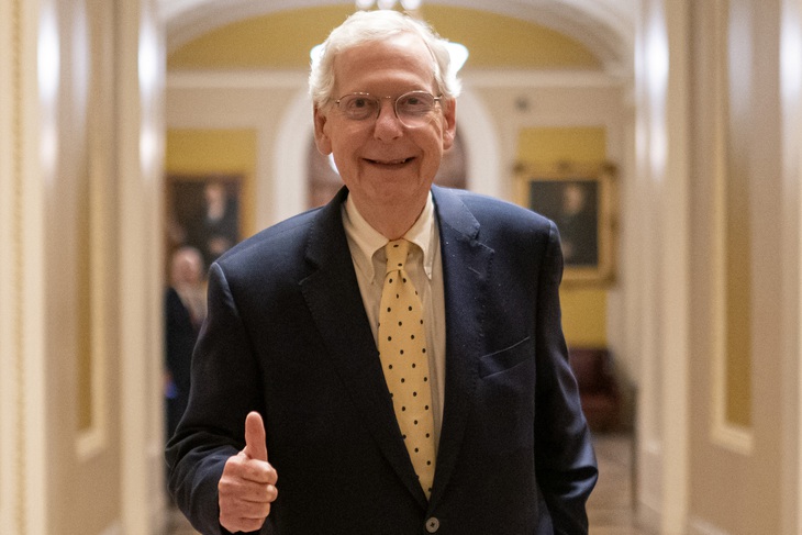 Lãnh đạo phe thiểu số tại Thượng viện Mỹ Mitch McConnell rời phòng họp của Thượng viện rạng sáng 23-3 - Ảnh: AFP