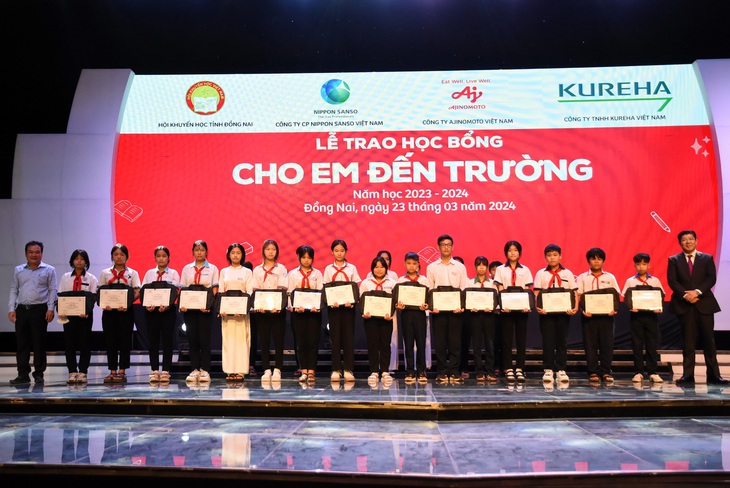 400 học sinh có hoàn cảnh khó khăn ở Đồng Nai nhận học bổng &quot;Cho em đến trường&quot; - Ảnh: A LỘC