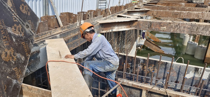 Thi công âu thuyền Cái Khế, gây ra lún nứt cho hàng trăm căn nhà gần đó - Ảnh: LÊ DÂN