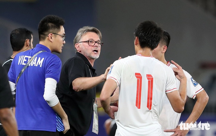 HLV Philippe Troussier chỉ đạo cầu thủ trên sân Gelora Bung Karno - Ảnh: N.K.