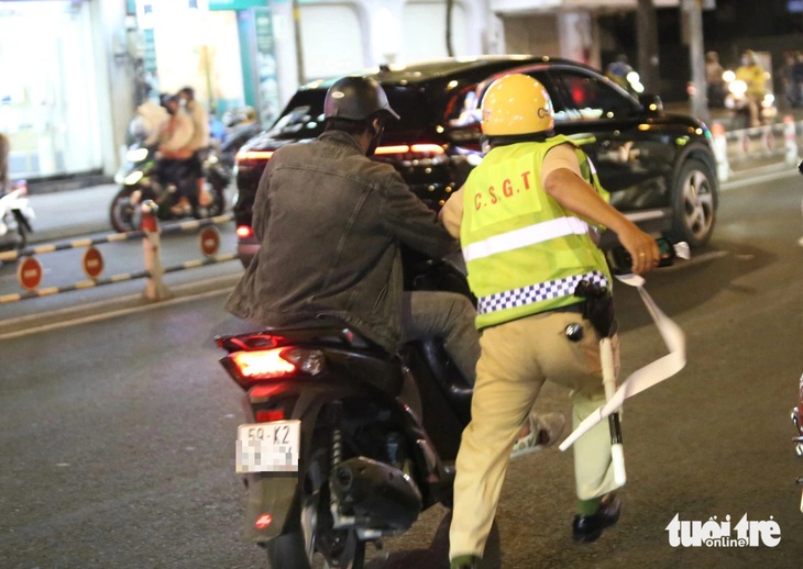 Nam thanh niên đi xe máy bất ngờ tăng ga bỏ chạy khi bị kiểm tra nồng độ cồn - Ảnh: MINH HÒA