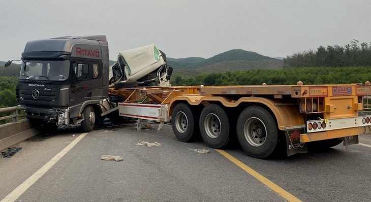 Xe tải và xe đầu kéo &quot;đấu đầu&quot;, chắn ngang đường cao tốc Bắc - Nam, khiến hàng trăm xe khác bị tắc nghẽn thời gian dài chiều 24-3 - Ảnh: TH.T.