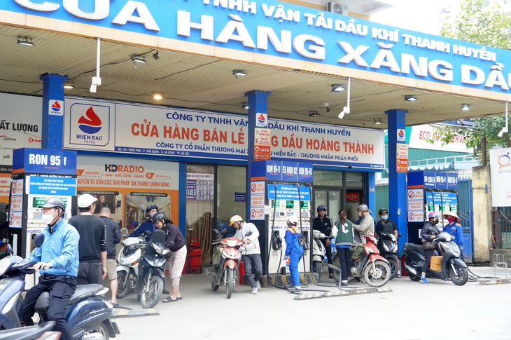 Khách hàng mua xăng tại một cửa hàng xăng dầu - Ảnh: N.AN