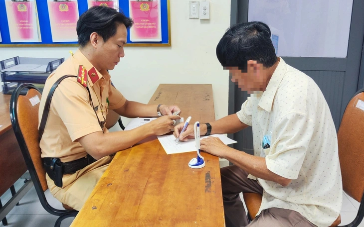 Phạt 5 triệu đồng tài xế xe buýt mở cửa va chạm người đi xe máy - Ảnh 3.