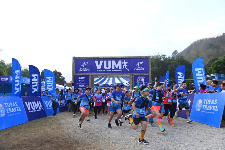 Các vận động viên giải chạy Vietnam Ultra Marathon 2024 - Ảnh: BTC