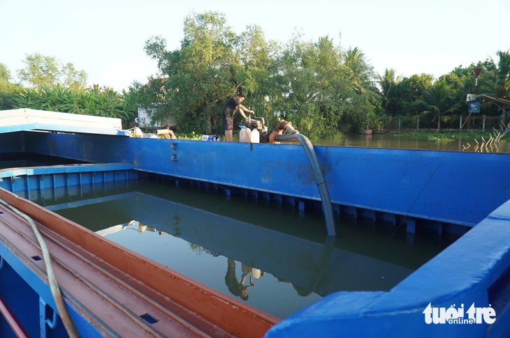 Nước ngọt được chở bằng sà lan để bơm vào nhà máy xử lý nước - Ảnh: MẬU TRƯỜNG