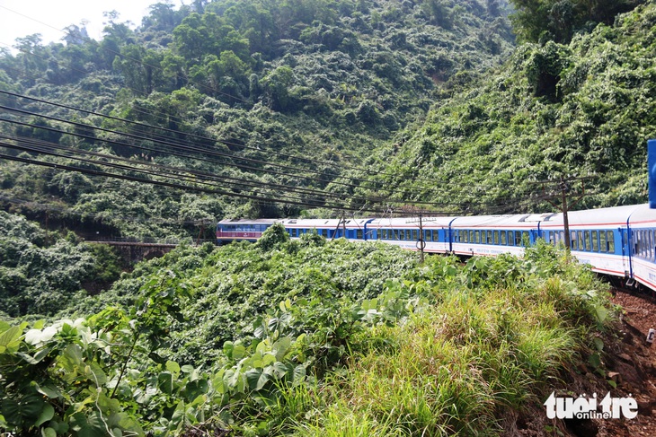 Chuyến tàu du lịch di sản nối Huế - Đà Nẵng lăn bánh trên cung đường sắt đẹp nhất Việt Nam qua đèo Hải Vân hùng vĩ 