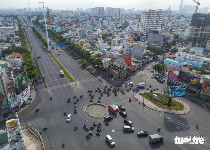 Vòng xoay Lê Quang Định - Phạm Văn Đồng trước khi tháo dỡ - Ảnh: CHÂU TUẤN