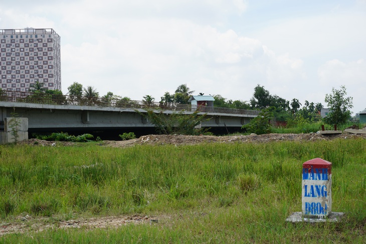 Dự án 2,7km vành đai 2 TP.HCM đình trệ từ năm 2020 đến nay. Nhà đầu tư mong muốn sớm ký phụ lục hợp đồng, được thanh toán quỹ đất để có nguồn lực triển khai dự án - Ảnh: ĐỨC PHÚ