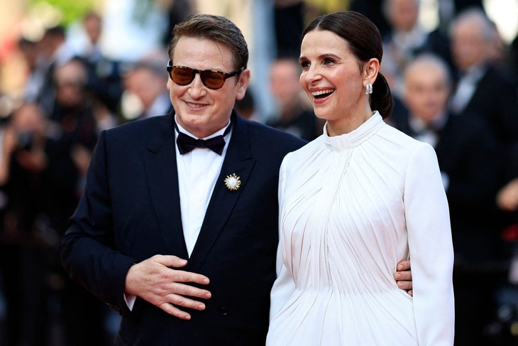 Juliette Binoche và Benoît Magimel trên thảm đỏ Liên hoan phim Cannes 2023 - Ảnh: AFP