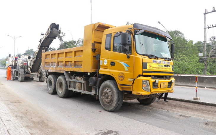 Nhiều điểm trên quốc lộ 1 qua Hà Tĩnh bong tróc, xuống cấp - Ảnh 6.