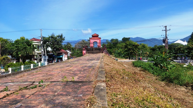 Một đoạn thành xưa hơn 230 năm thuộc di tích quốc gia thành cổ Diên Khánh (xây dựng năm 1793) thuộc thị trấn Diên Khánh (huyện Diên Khánh, Khánh Hòa) - Ảnh: PHAN SÔNG NGÂN