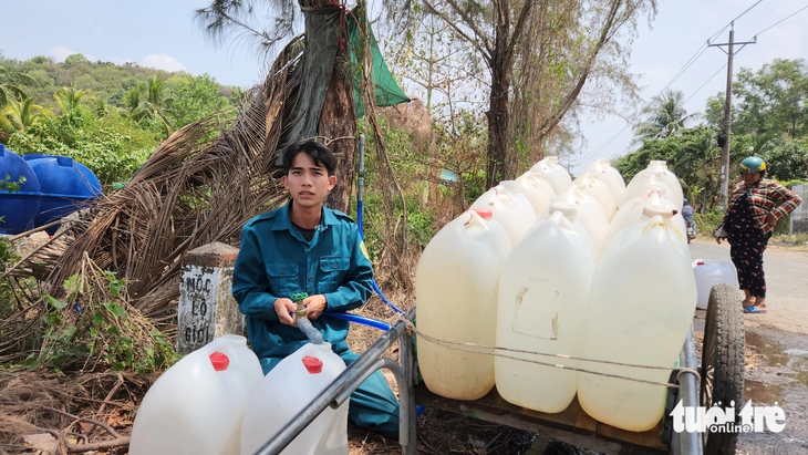 Anh Mai Hoài Nhớ, dân quân tự vệ phường Mỹ Đức, cho hay mỗi ngày có từ 50 người đến khu vực này lấy nước về sử dụng.