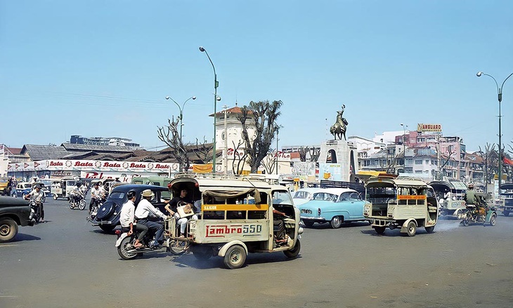 Bùng binh lớn ngay phía trước tiện cho khách ghé chợ Bến Thành  - Ảnh tư liệu trước năm 1975