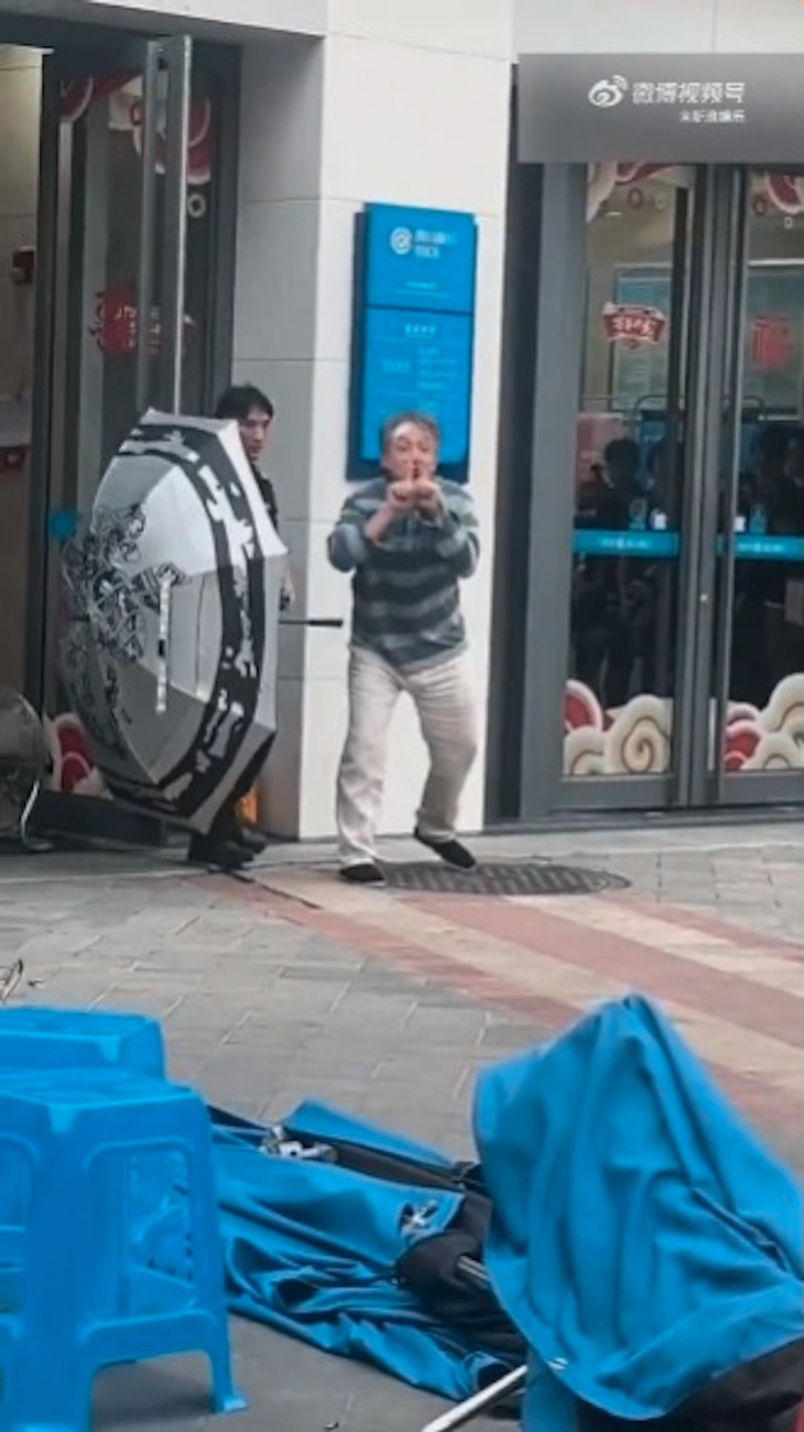 Hành động đáng yêu của Thành Long dành cho người hâm mộ Hành động đáng yêu của Thành Long dành cho người hâm mộ